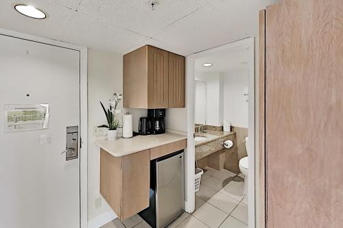 Aqua Palms Waikiki - Assigned Parking - Near Beach condo - image 4