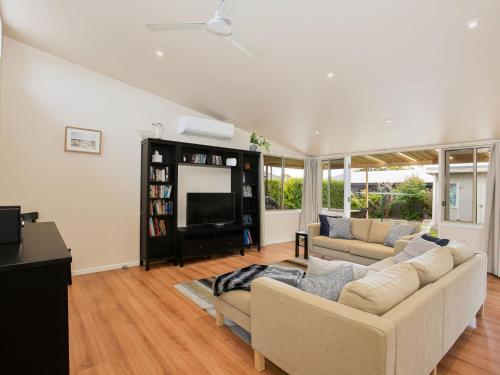 . The Deckhouse I Pet Friendly I 2 Mins to Beach
