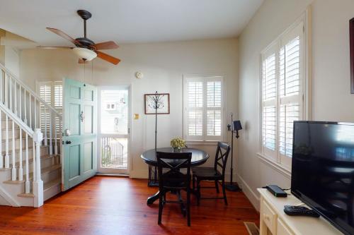 4 Bee St - image 3