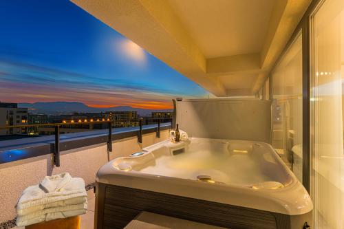 Green Penthouse with Terrace, Mountain View and Jacuzzi room in MK Apartments Brasov