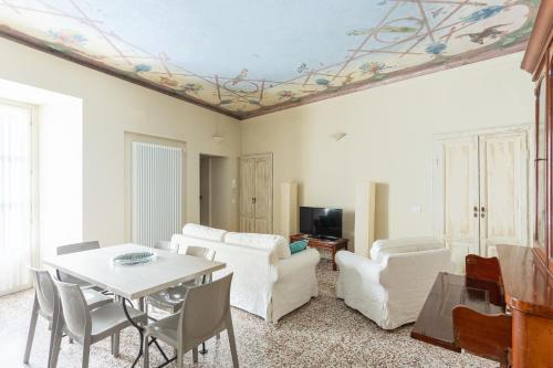 Iekārtas, Palazzo Mia by iCasamia it in Castello Cabiaglio