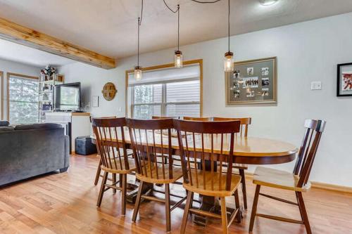 300 Lodgepole by Book by Owner - image 7