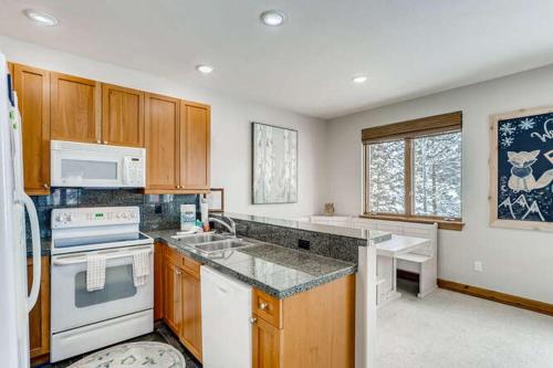 87 Highland Greens by Book by Owner - image 3