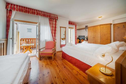 1 queen bed, 1 twin bed
