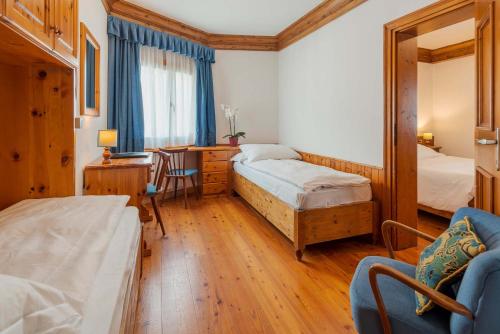 1 queen bed, 2 twin beds