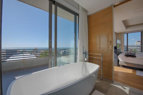 Penthouse Double Story Spacious Views in Sea Point SevenonS