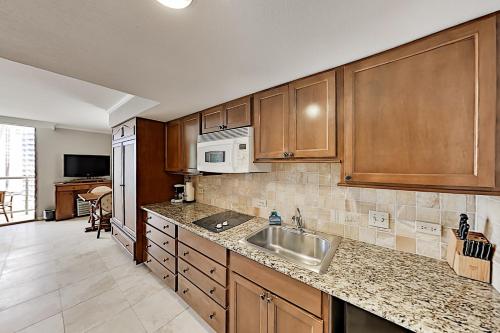 Luana - Walkable Waikiki Studio - Gym & Pool condo - image 2