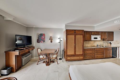 Luana - Walkable Waikiki Studio - Gym & Pool condo - image 3