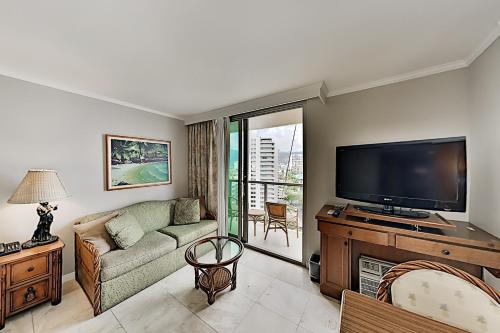 Luana - Walkable Waikiki Studio - Gym & Pool condo - image 6