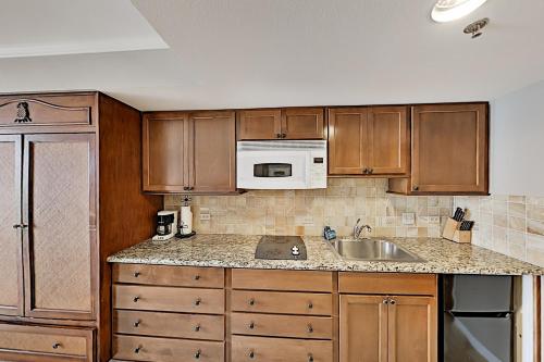 Luana - Walkable Waikiki Studio - Gym & Pool condo - image 7