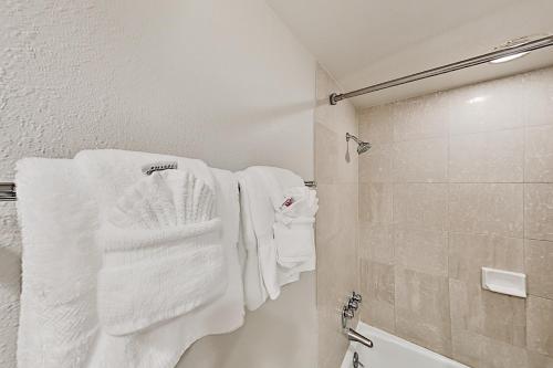 Luana - Walkable Waikiki Studio - Gym & Pool condo - image 10