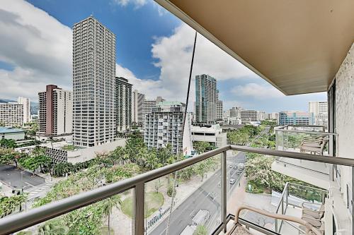 Luana - Walkable Waikiki Studio - Gym & Pool condo - image 11