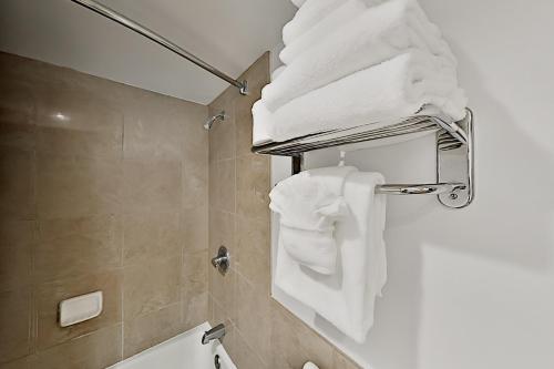 Aqua Palms Waikiki - Skyline Ocean Views - Near Beach condo - main image