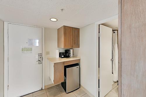 Aqua Palms Waikiki - Pool Grill Gym - Walk to Beach Hotel Room - image 2