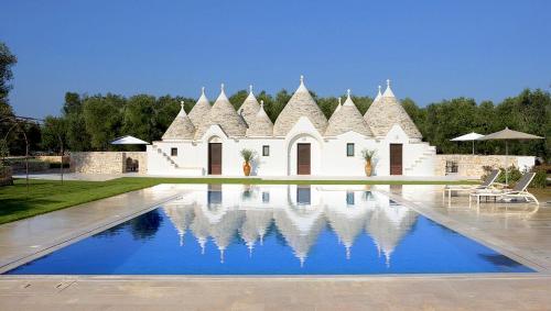 San Michele Salentino Villa Sleeps 8 with Pool and Air Con