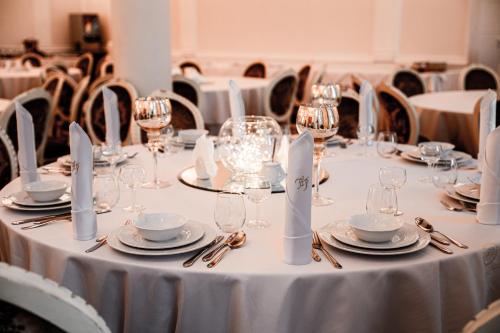 Hotel Holiday Park - main image