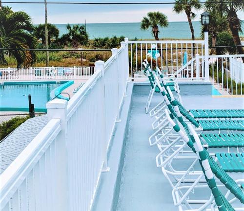 Johns Pass Beach Motel - 발코니/테라스