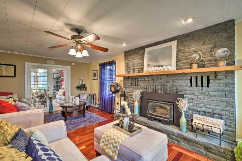 Stylish Suburban Getaway, 10 Miles to Royal Mtn! in Johnstown, USA