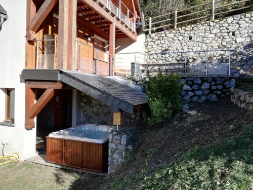 Спа, Les GITES DE CAMPARAN - gîte "le GRAND CHALET AVEC SPA ET SAUNA" (Les GITES DE CAMPARAN - gite "le GRAND CHALET AVEC SPA ET SAUNA") in Camparan