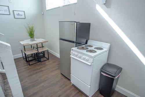 Guest House with Loft Near Downtown - image 2