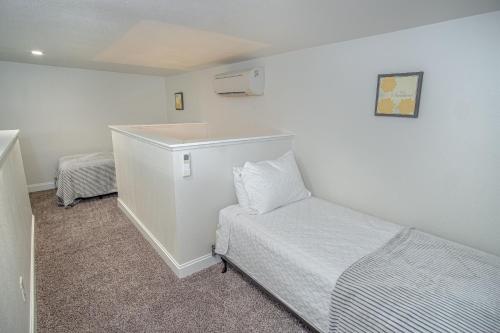 Guest House with Loft Near Downtown - image 8