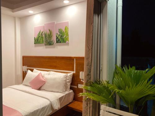 Deluxe Double Room with Balcony image 10