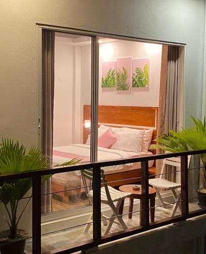 Deluxe Double Room with Balcony image 6