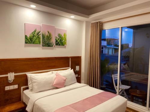 Deluxe Double Room with Balcony image 4
