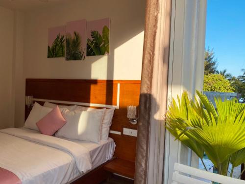 Deluxe Double Room with Balcony image 1