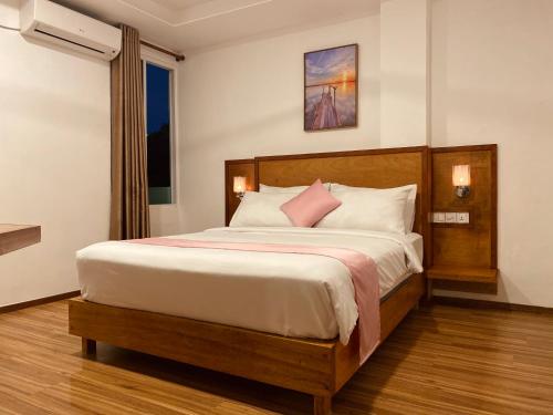 Deluxe Double Room image 5