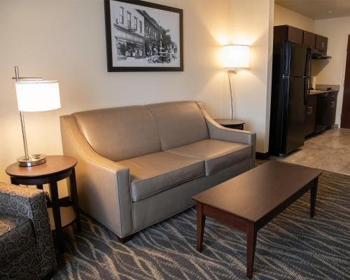 Cobblestone Hotel & Suites - Two Rivers