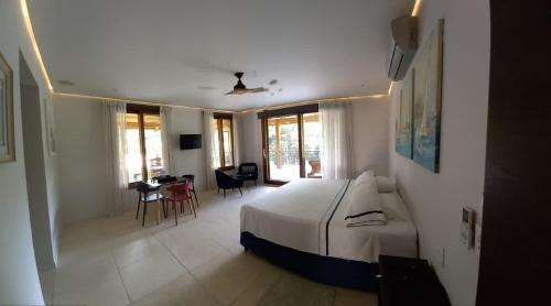 1 king bed, 1 twin bed