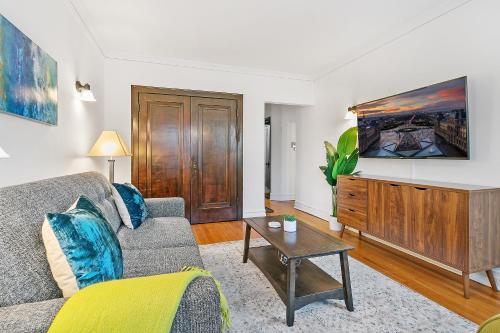 Decorated 1BR Apt Natural Light Comfy King Beds - image 3
