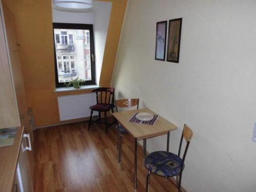 Sehr-schoene-4-Raum-Maisonette-Fewo-mit-100qm-zentral-preiswert-T9 - main image