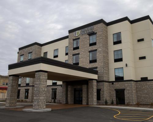 Cobblestone Hotel & Suites - Two Rivers