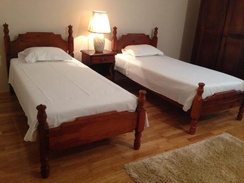 2 twin beds