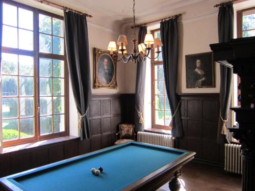 main building of a castle in the valley of Aisne gîte à louer Amonines