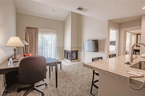 Craigshire Suites - Arlington