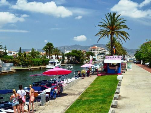 Modern Apartment in Empuriabrava with Jacuzzi
