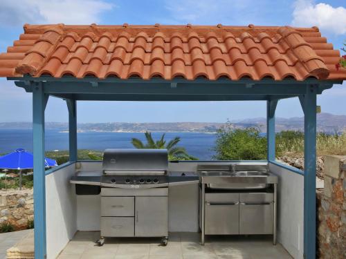  Fantastic luxe modern Villa large garden private pool outdoor kitchen NW in Plaka