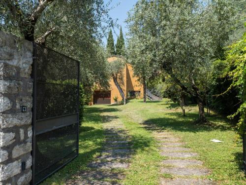 Detached villa with garden a short distance from the lake