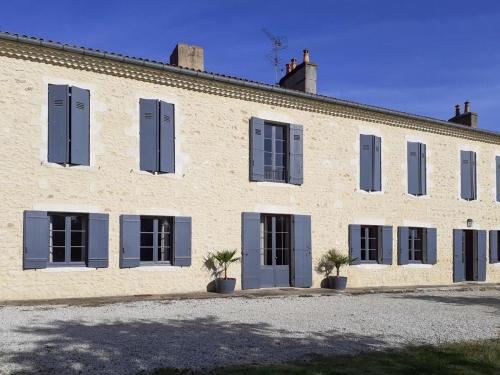 Saint-Christoly-Medoc Chateau Sleeps 15 with Pool gîte à louer Couquèques