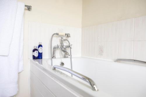 Cleeve Hill Hotel - image 8