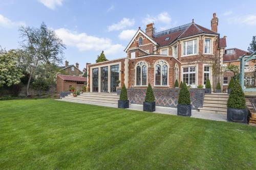 Eltham Chateau Sleeps 24, Eltham, London