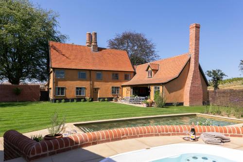 Huntingfield Villa Sleeps 14 With Pool