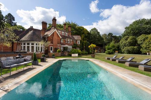 Ascot Villa Sleeps 16 With Pool, Ascot, Berkshire