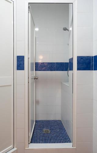 Quadruple Room with Shared Bathroom image 7