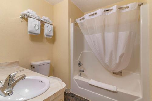 Rodeway Inn Lake George Outlets - 화장실