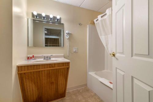 Rodeway Inn Lake George Outlets - 화장실