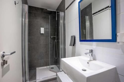 Comfort Hotel Frankfurt Central Station - image 3